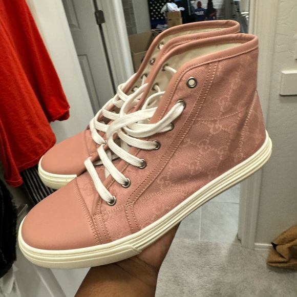 Only worn in store at initial purchase. Too small now - Picture 5 of 5